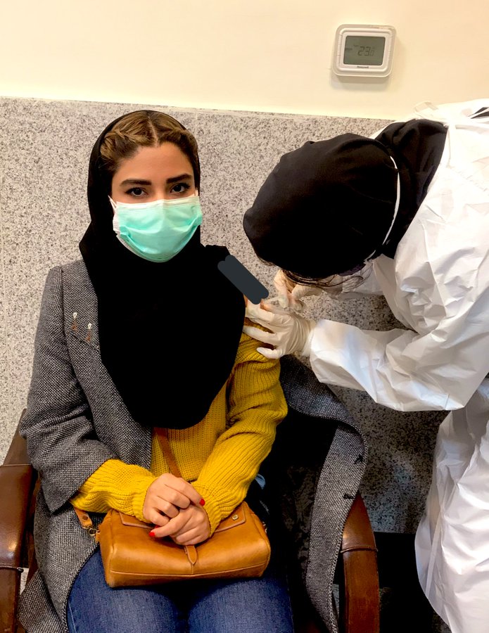 چهره پرستار ایرانی هنگام تزریق دوز دوم واکسن کرونا+عکس