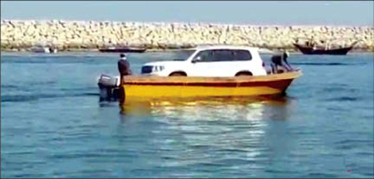 تصویر عجیب از قاچاق خودروهای لاکچری با قایق+عکس