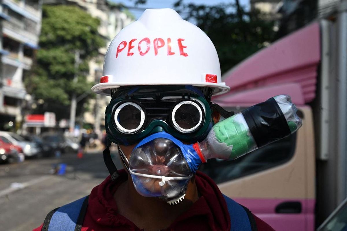 ماسک دست ساز یک معترض با بطری آب معدنی+عکس