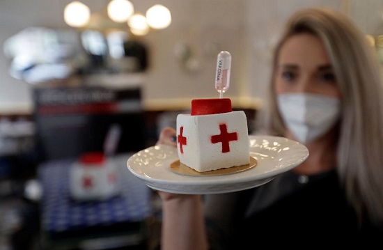 سرو شیرینی های واکسنی در کافه+عکس