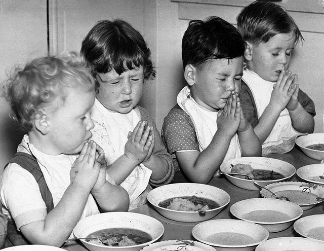 دعا خواندن کودکان قبل از غذا خوردن+عکس