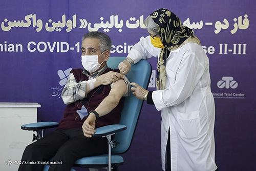 دکتر مینو محرز در حال تزریق واکسن ایرانی کرونا+عکس