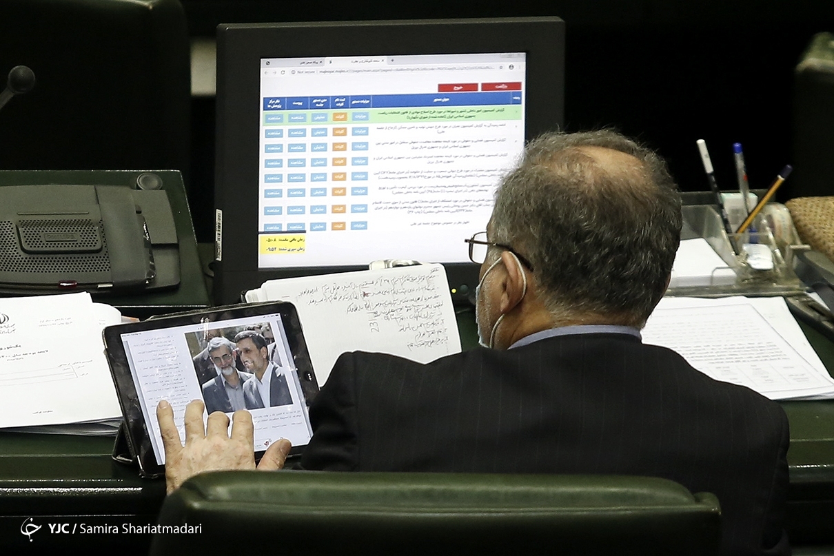 چک کردن خبر احمدی نژاد در صحن مجلس+عکس