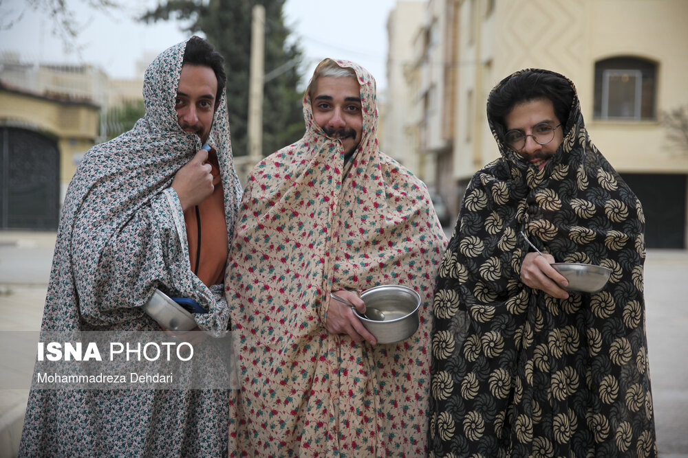پسران چادر به سر در خیابان های شیراز+عکس
