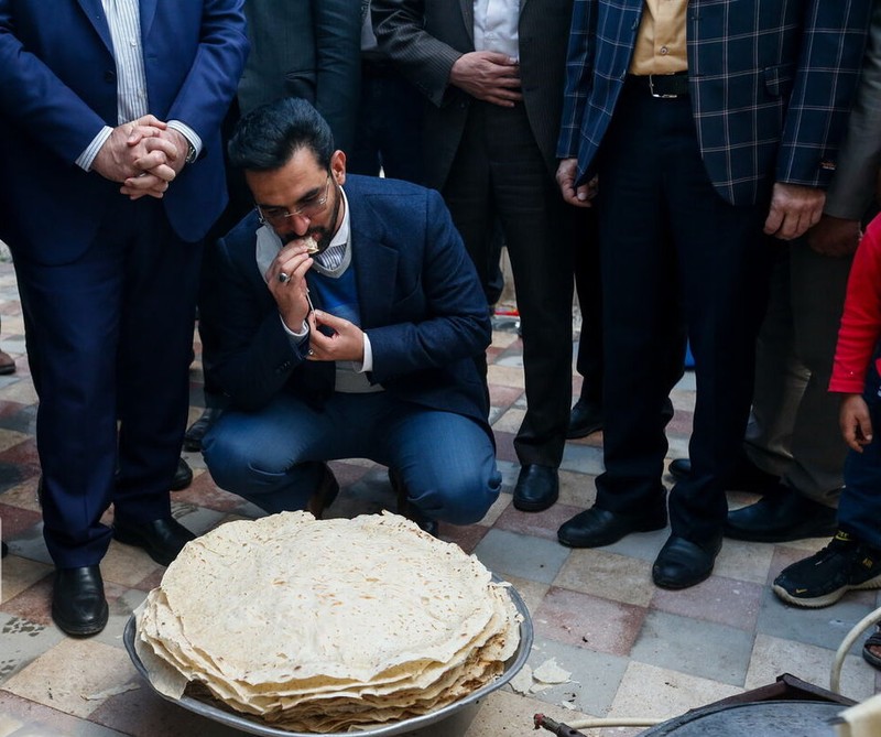 وزیر روحانی و خوردن نان محلی+عکس