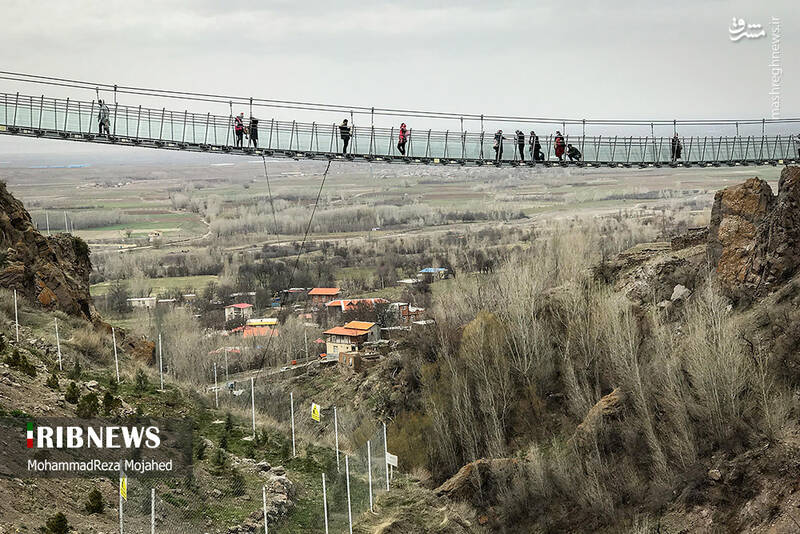 ازدحام جمعیت روی پل شیشه ای اردبیل+عکس