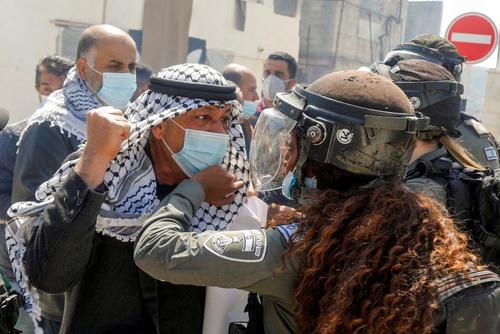 مواجهه معترض فلسطینی با سرباز زن اسرائیلی+عکس