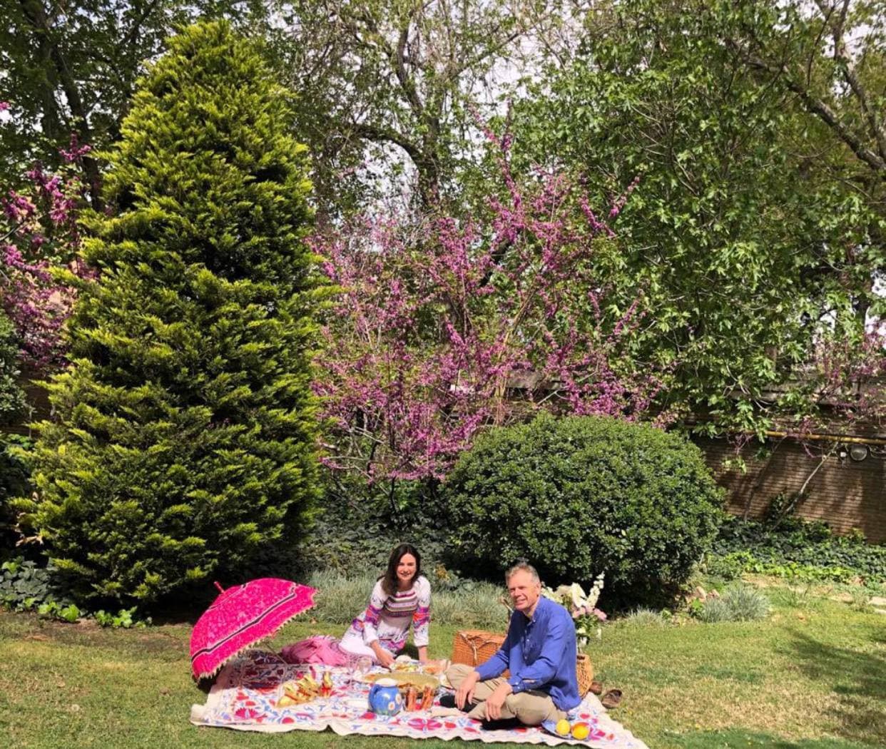 سیزده بدر سفیر بریتانیا و همسرش در تهران+عکس