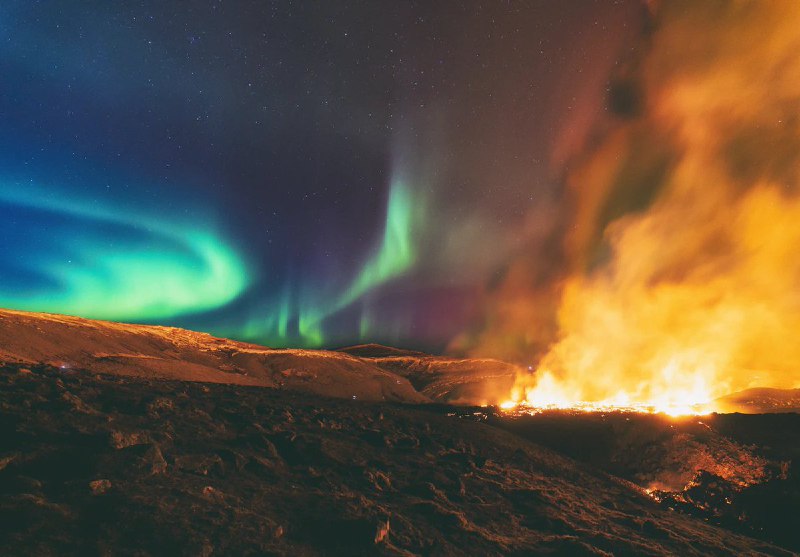 ترکیب عجیب شفق قطبی و فوران آتش فشان+عکس