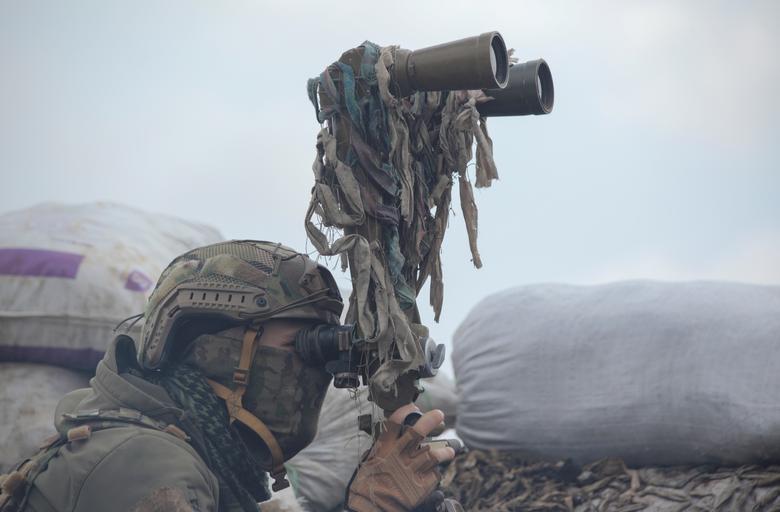 دوربین مجهز یک نظامی در مواضع جنگی+عکس