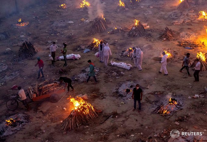 تصویر آخرالزمانی از سوزاندن اجساد کرونایی در هند+عکس