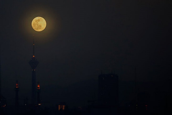 تصاویر دیدنی از ابر ماه در آسمان تهران+عکس