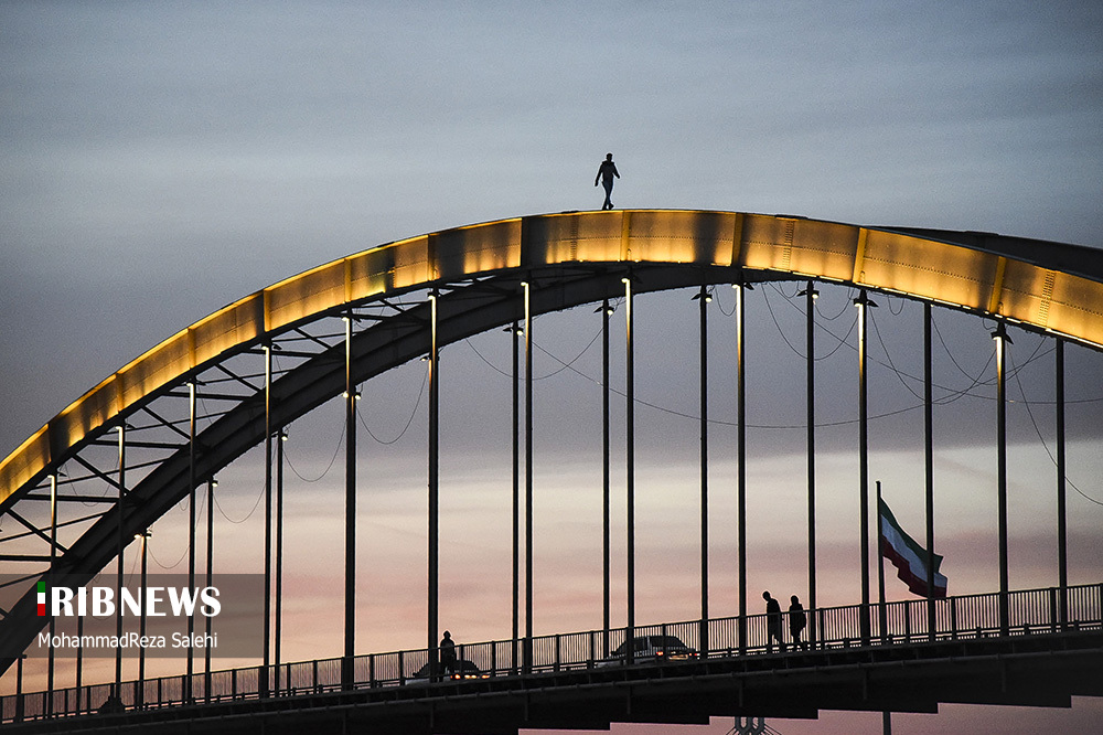 تفریح دیوانه وار جوانان روی پل معروف اهواز+عکس