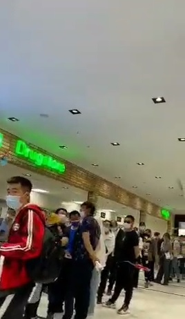 صف طولانی چینی ها در تهران برای تزریق واکسن کرونا+عکس