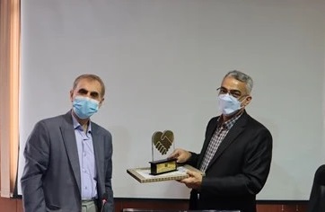 اهدای لوح تقدیر رئیس دانشگاه علوم پزشکی به رئیس مرکز بهداشت جنوب تهران 