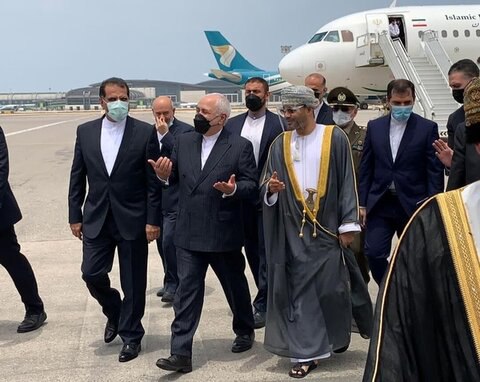 لحظه ورود ظریف به مسقط+عکس