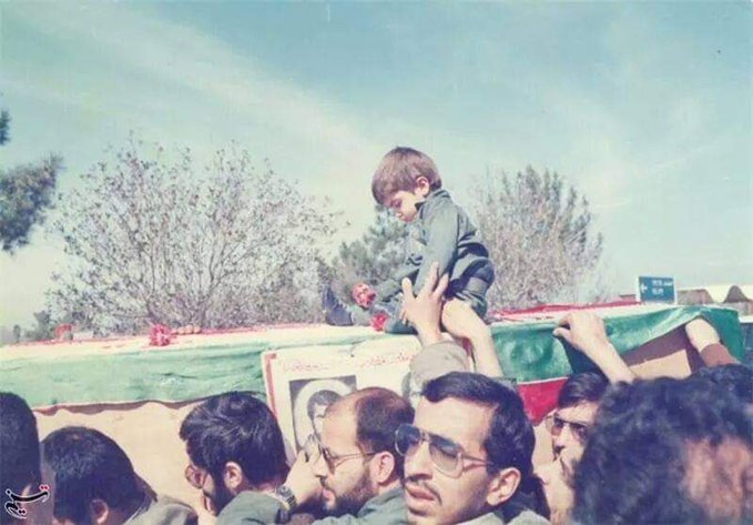 تصویر تکان دهنده از وداع کودک ایرانی با پدرش+عکس
