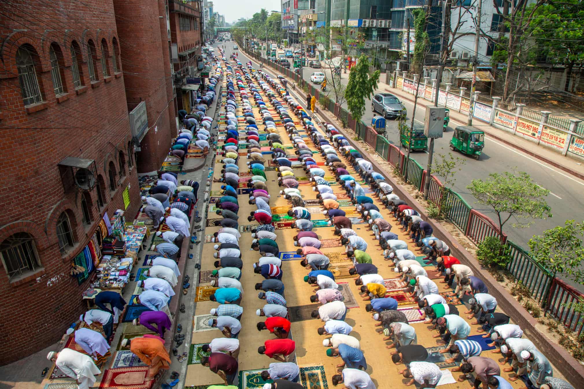 نماز خواندن مسلمانان بنگلادشی در بیرون مسجد+عکس