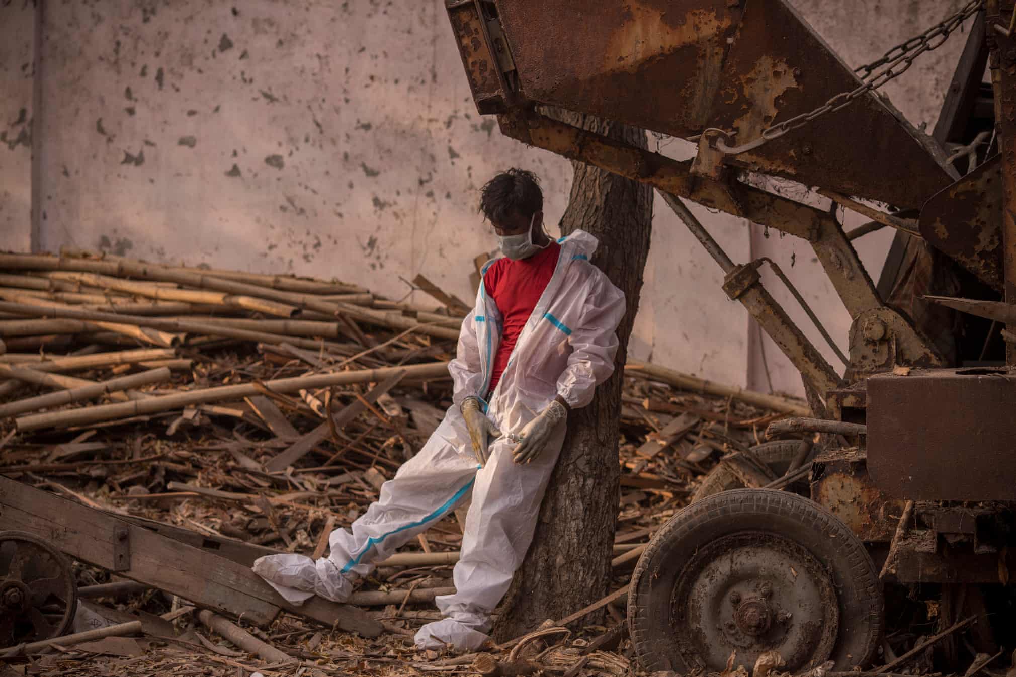 تصویر تکان دهنده از کارگر سوزاننده اجساد در هند+عکس