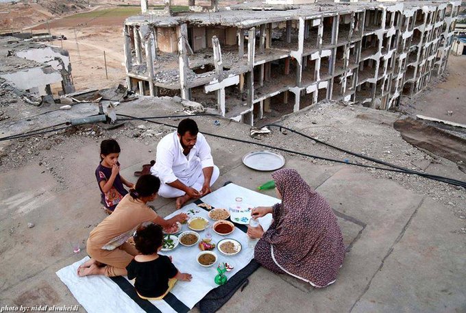 سفره افطار یک خانواده در خرابه های خانه‌شان+عکس