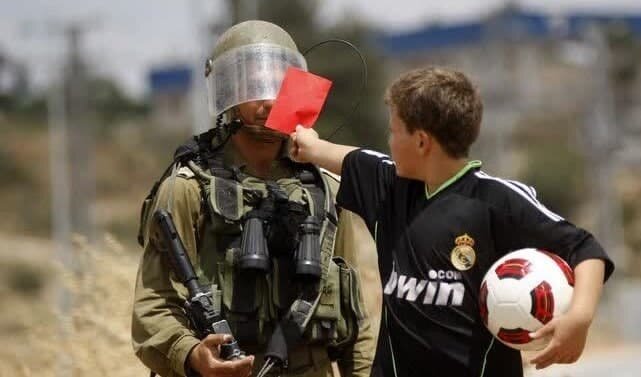 صحنه عجیب مقابله کودک فلسطینی با سرباز اسرائیلی+عکس