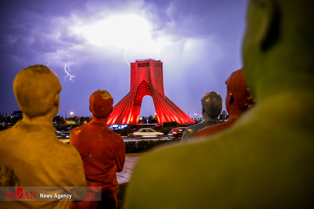 برج آزادی قرمز شد+عکس
