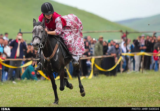 رقابت زنان اسب سوار با لباس محلی+عکس