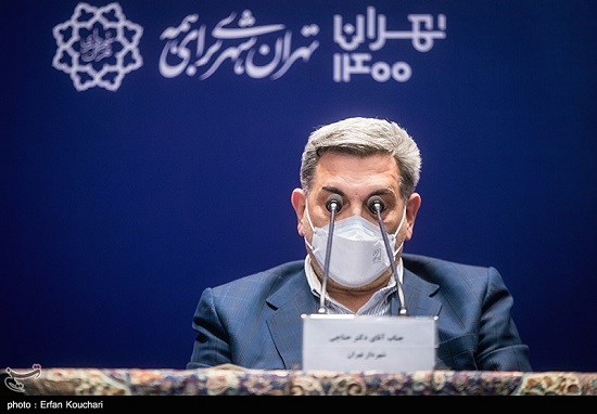 تصویر عجیب شهردار تهران در نشست خبری+عکس