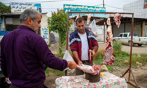 فروش گوشت کنار جاده به مردم مازندران+عکس