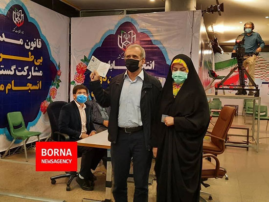 پزشکیان در کنار دخترش برای انتخابات ثبت نام کرد+عکس