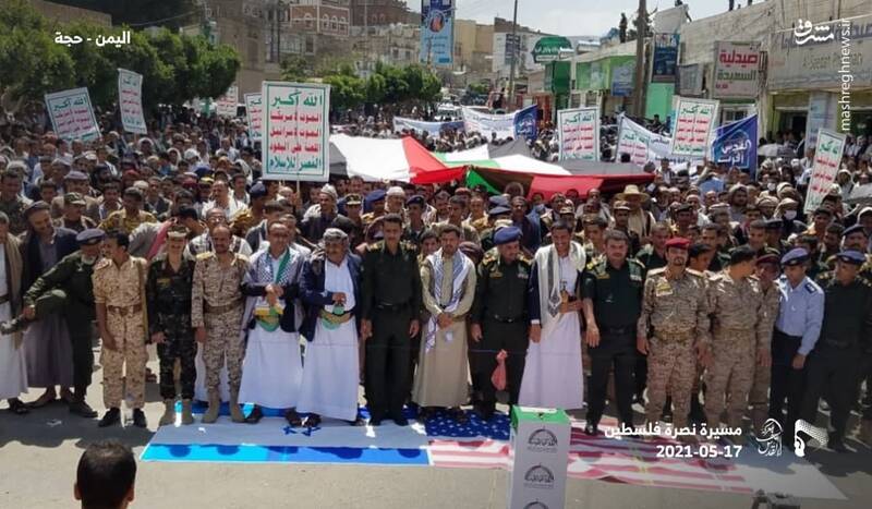 کاری که مردم یمن با پرچم آمریکا و اسرائیل کردند+عکس