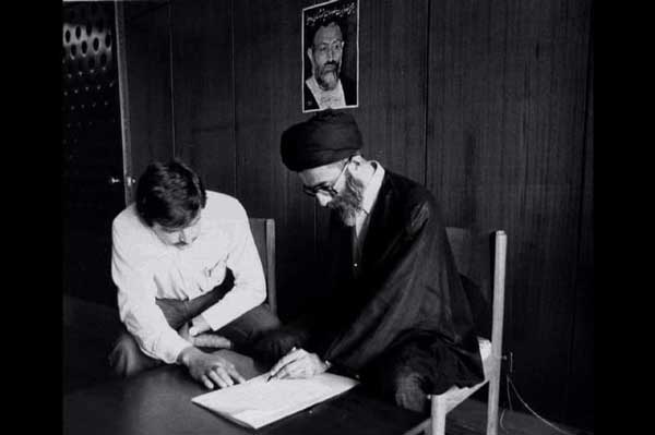 رهبر انقلاب در حال نام نویسی برای انتخابات سال ۱۳۶۰+عکس