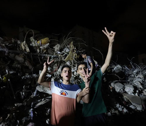 اسرائیل مقابل فلسطین به زانو درآمد+عکس