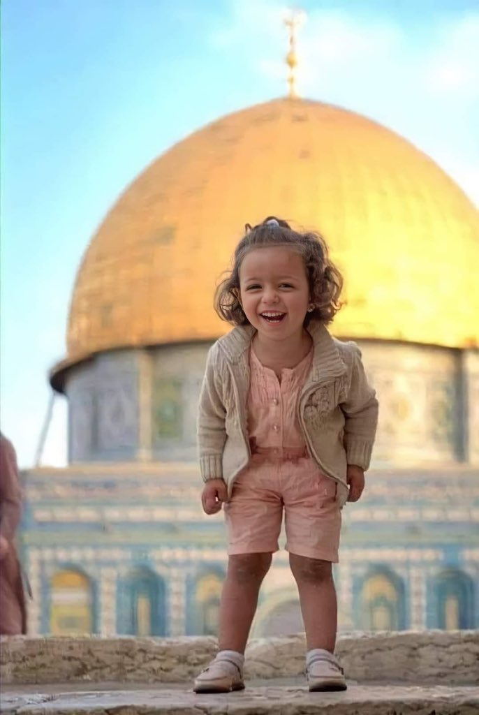 تصویر دیدنی از لبخند پیروزی دختر فلسطینی+عکس