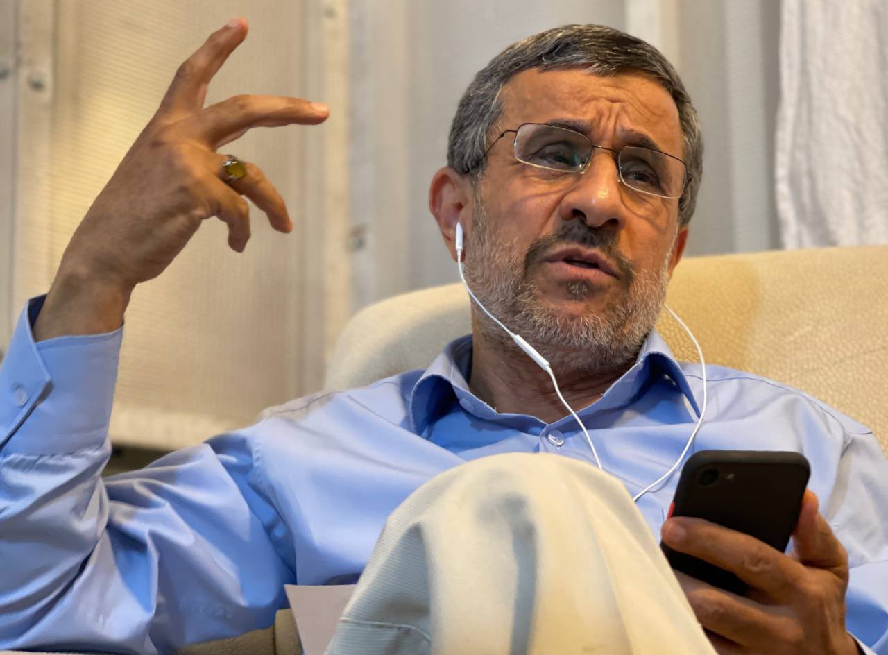 ژست احمدی نژاد هنگام صحبت در کلاب هاوس+عکس