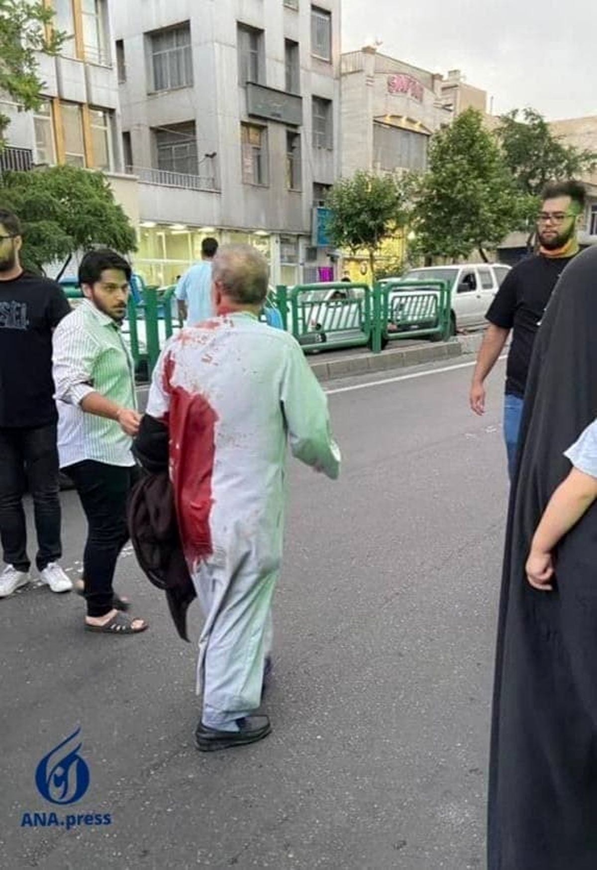 حمله اراذل و اوباش تهرانی به یک روحانی+عکس