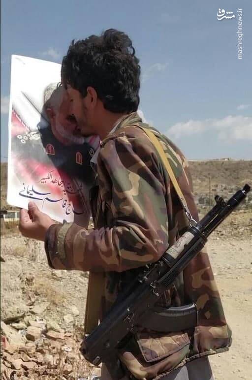 رزمنده یمنی در حال بوسیدن تصویر سردار سلیمانی+عکس