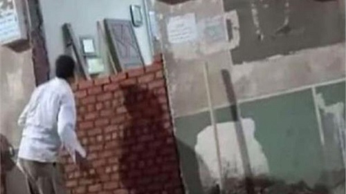 حرکت زشت زن مصری در مسجد+عکس