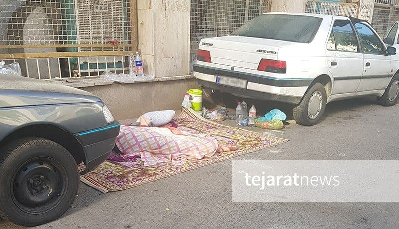 تصاویر تلخ از خیابان خوابی همراهان بیماران در تهران+عکس