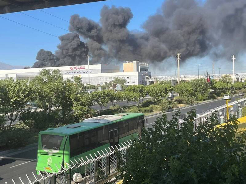 آتش سوزی بزرگ در انبار پالت شرکت نوشیدنی کرج+عکس