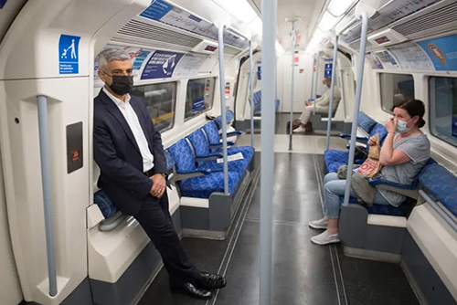 شهردار لندن در مترو دیده شد+عکس