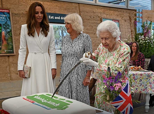ملکه انگلیس کیک تولدش را با شمشیر برید+عکس