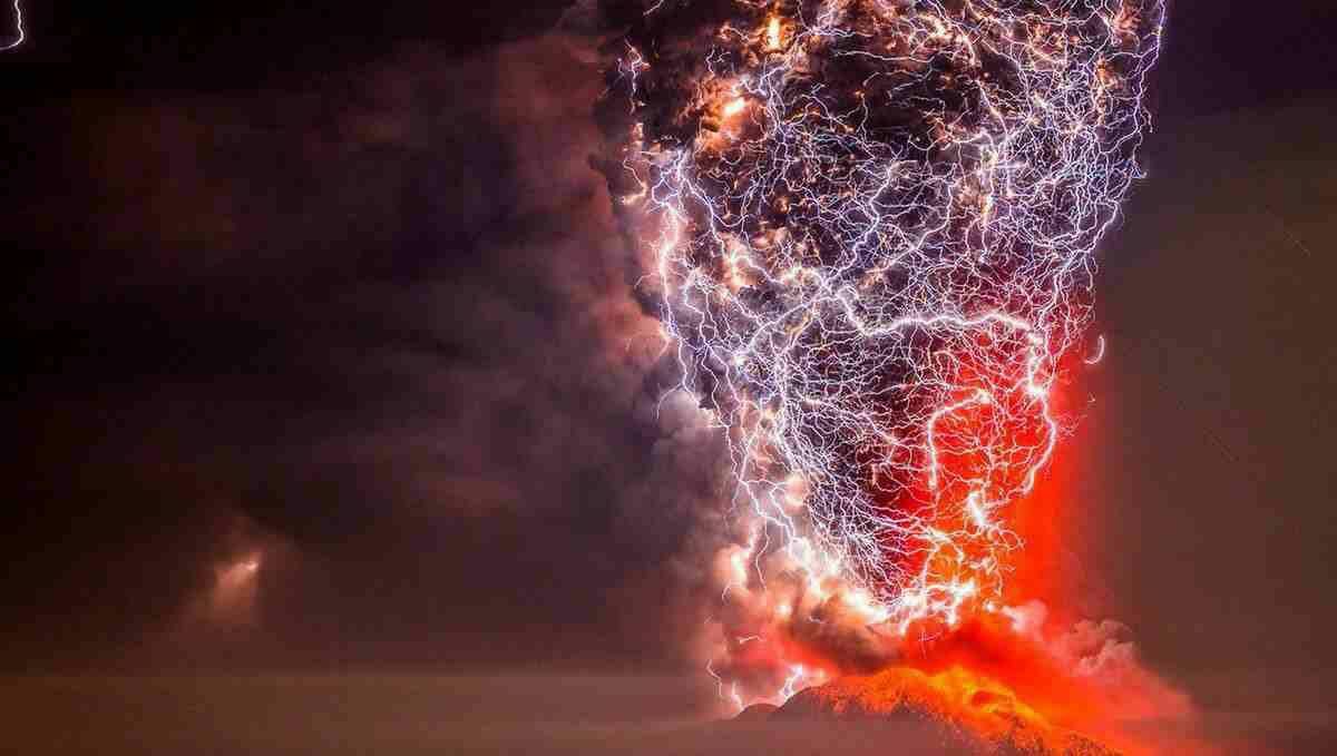 تصویر وحشتناک از آتشفشان و صاعقه همزمان در شیلی+عکس