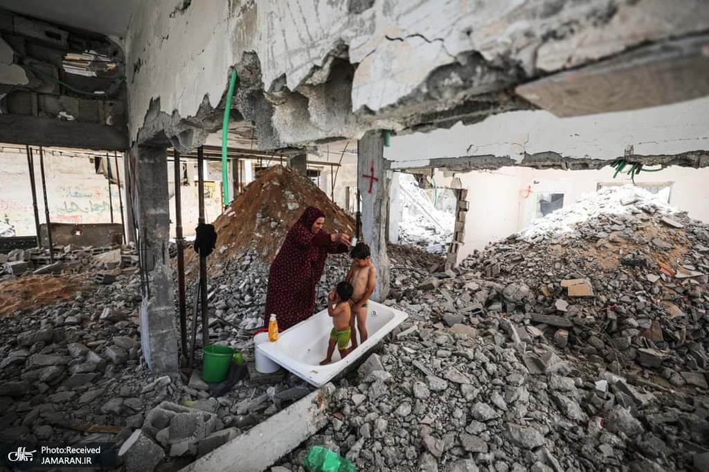 حمام کردن کودکان فلسطینی در آوار خانه شان+عکس
