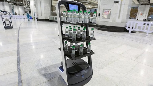 ربات های پخش آب برای زائران مسجدالحرام+عکس