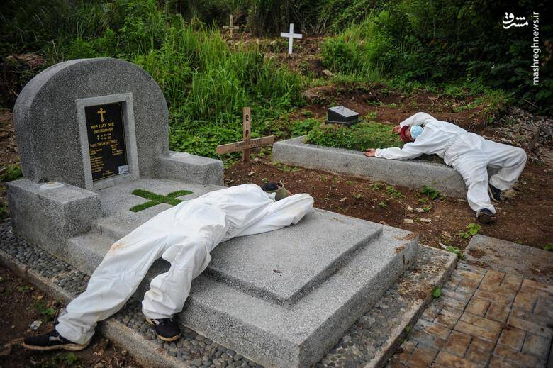 صحنه ای عجیب از استراحت کارمندان قبرستان+عکس