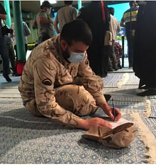 سربازی که در وضعیتی عجیب رای داد+عکس