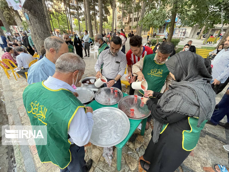 پخش شربت و شیرینی در کرمانشاه به مناسبت پیروزی آیت الله رئیسی+عکس