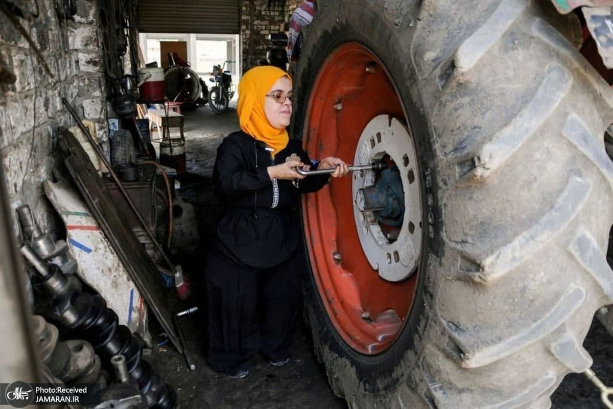 زن مکانیک در حال کار در گاراژی در مصری+عکس