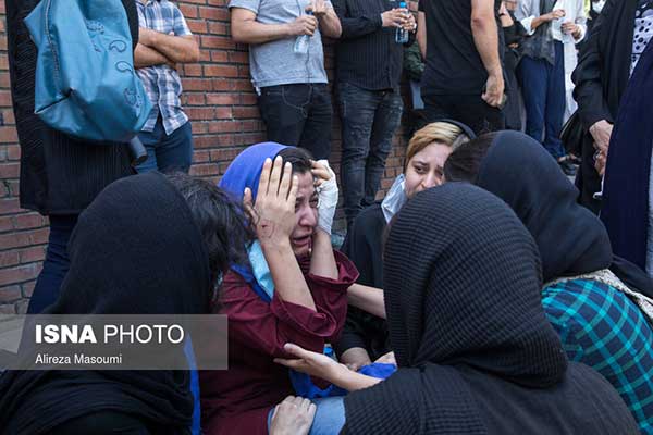 تصاویر دردناک از استقبال خبرنگاران اتوبوس مرگ در تهران+عکس